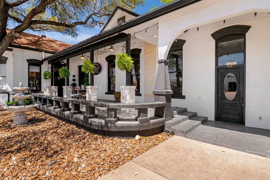 More Photos Of 702 Front St, Comfort Freestanding For Sale