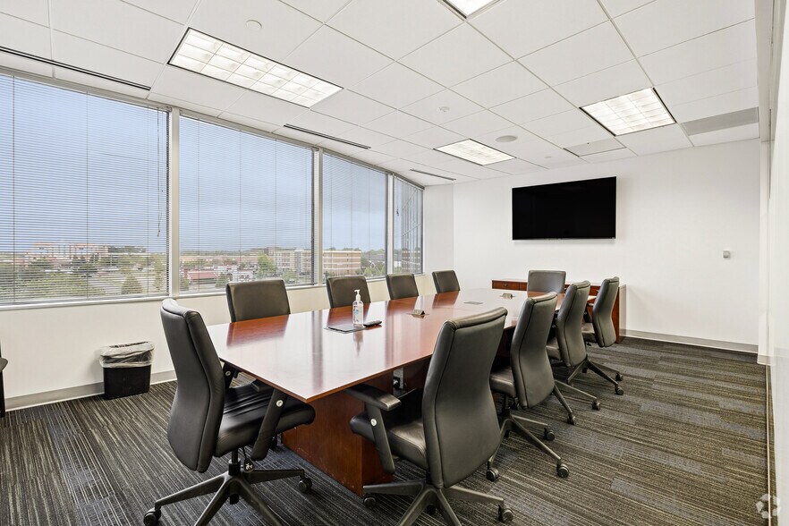 More Photos Of 8910 Purdue Rd, Indianapolis Office For Sale