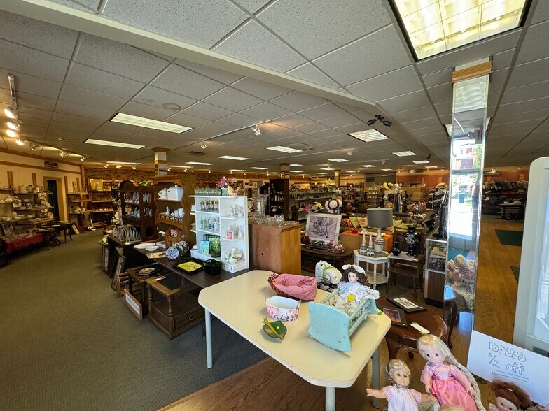 More Photos Of 1050 Leonard St Ne, Grand Rapids General Retail For Sale