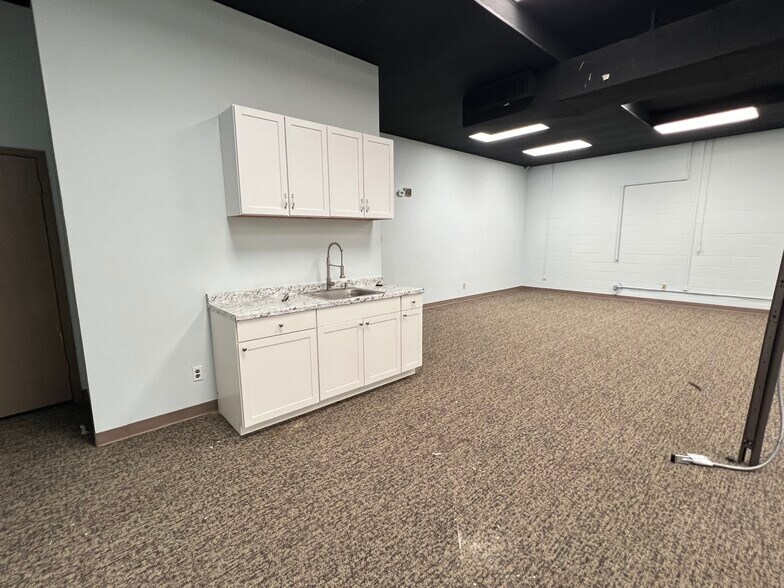 More Photos Of 211 W 3rd St, Taylor Office For Lease