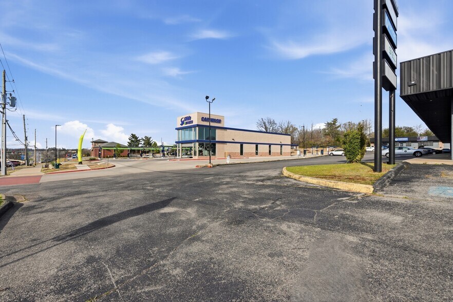 More Photos Of 3416-3422 N College Ave, Fayetteville Unknown For Lease
