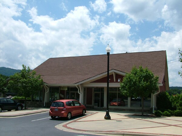 More Photos Of 4 Olde Eastwood Vlg, Asheville Freestanding For Lease