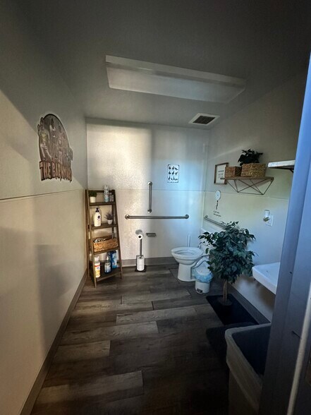 More Photos Of 8945 W Bloomfield Rd, Peoria Warehouse For Lease