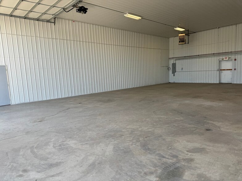 More Photos Of 1203 Badger St, Yorkville Warehouse For Lease