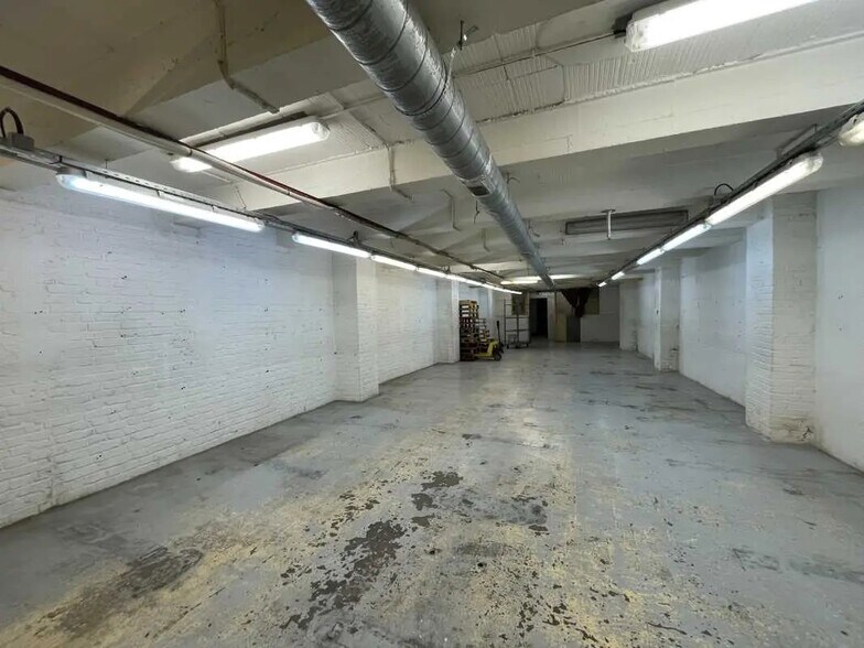 More Photos Of 27 Rue Du Moulin Joly, Paris Industrial For Lease