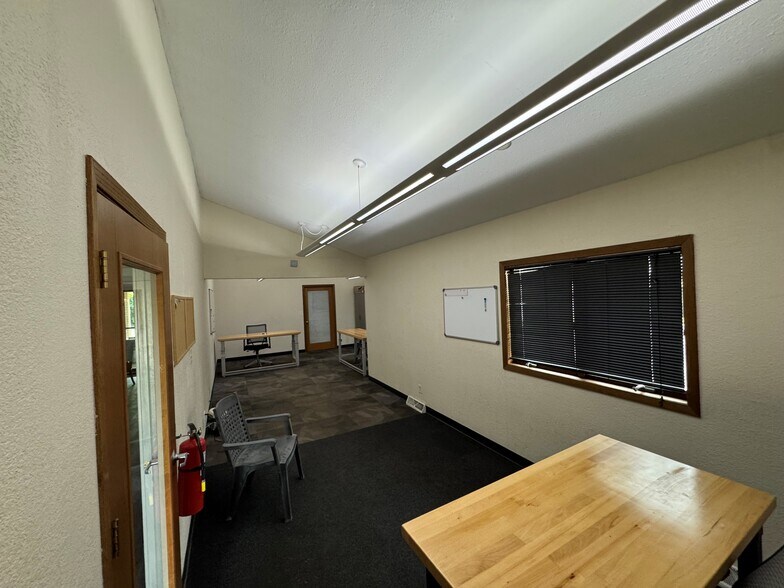 More Photos Of W229N2573 Duplainville Rd, Waukesha Storefront Retail Office For Lease