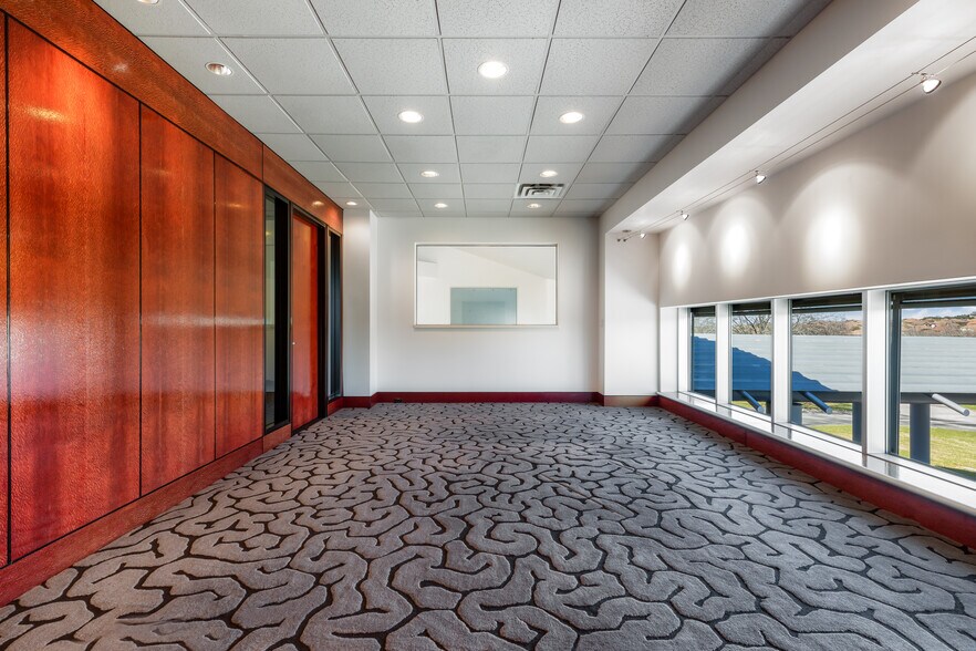 More Photos Of 15315 W Highway 71, Austin Showroom For Sale