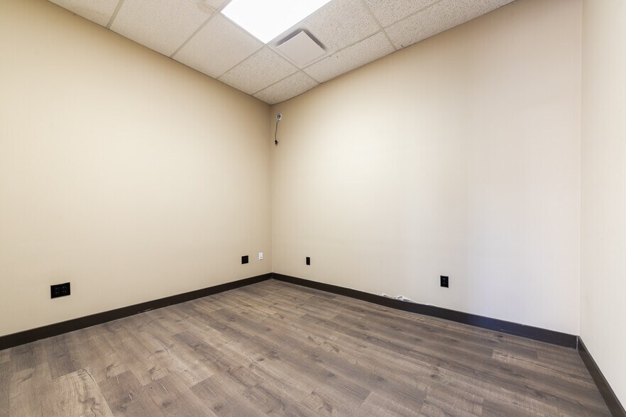 More Photos Of 14711 Princeton Ave, Moorpark Freestanding For Sale