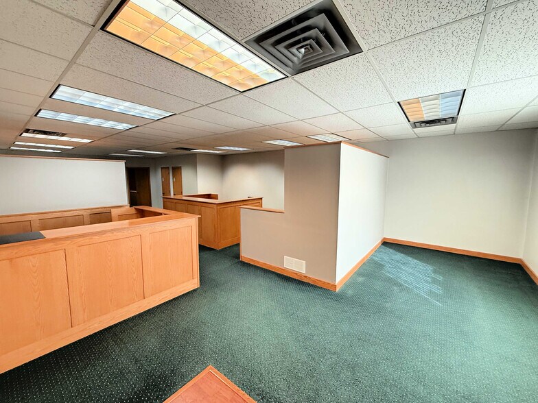 More Photos Of 115 Broad St, Reinbeck Office For Sale