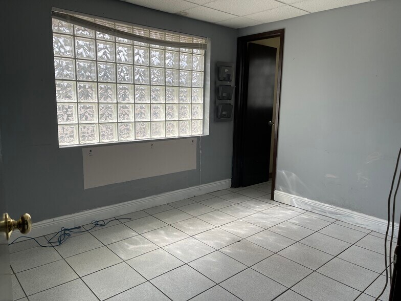 More Photos Of 5731 SW 23rd St, West Park Auto Repair For Lease