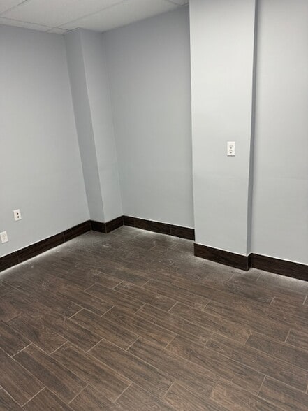 More Photos Of 1028 154th St, Whitestone Storefront Retail Office For Lease