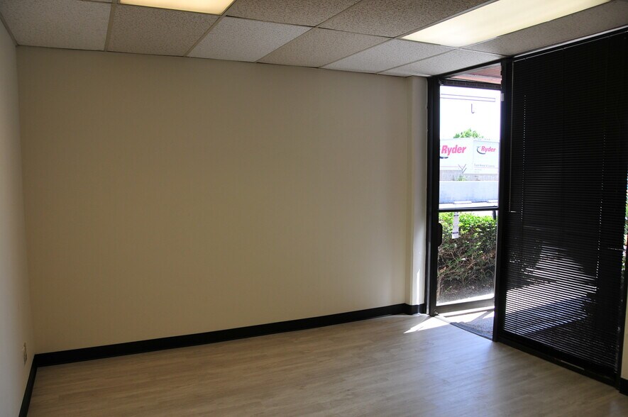 More Photos Of 19151 Parthenia St, Northridge Service For Lease