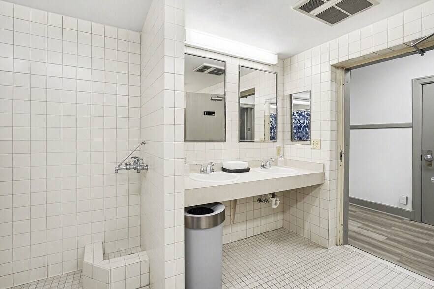 More Photos Of 302 Tuscola Rd, Bay City Hospitality For Sale
