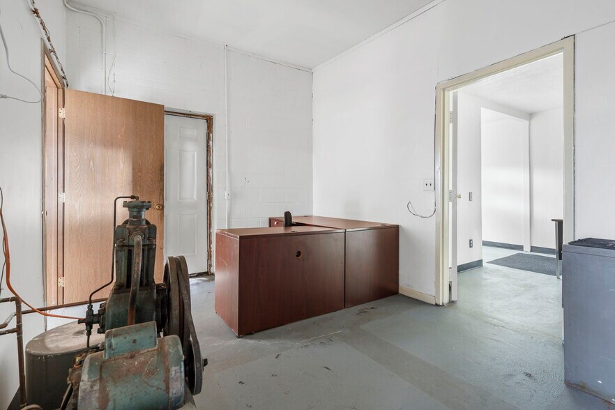 More Photos Of 1204 Erie Ave SW, Navarre Truck Stop For Lease