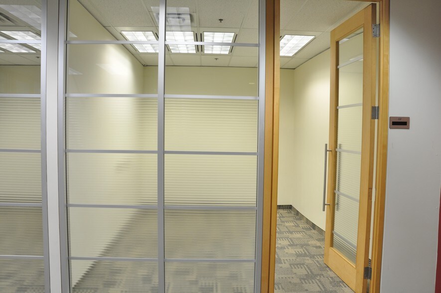 More Photos Of 245 Ouellette Ave, Windsor Office For Lease