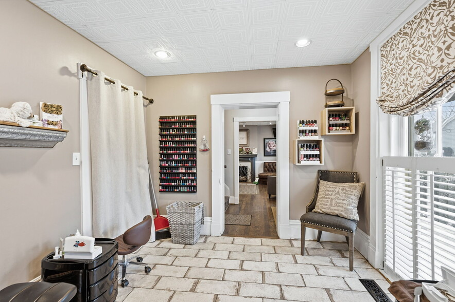 More Photos Of 8862 Cincinnati Dayton Rd, West Chester Office For Sale