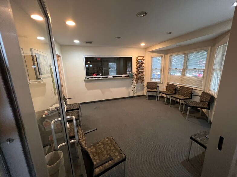 More Photos Of 189-04 Union Tpke, Fresh Meadows Medical For Lease