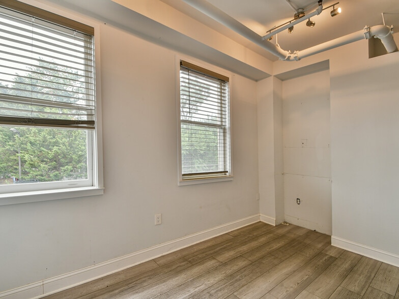 More Photos Of 2300 N Pershing Dr, Arlington Medical For Sale