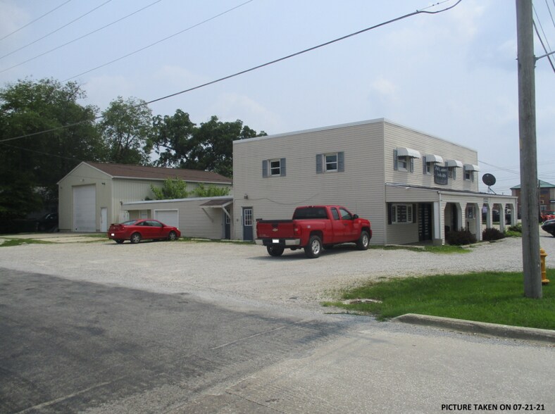 Primary Photo Of 1700 S Banker St, Effingham Storefront Retail Residential For Sale