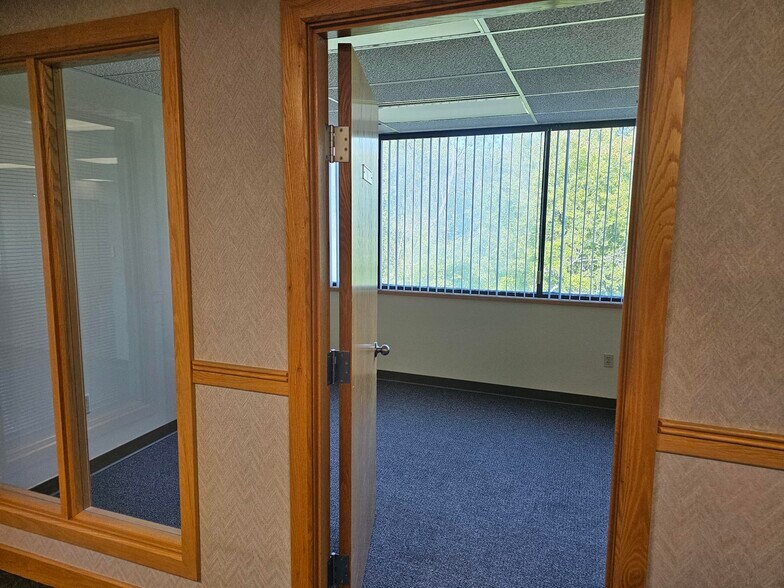 More Photos Of 30 Massachusetts Ave, North Andover Office For Lease