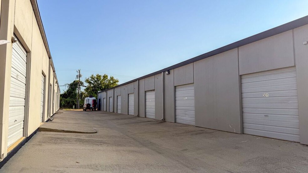 More Photos Of 1510 Randolph St, Carrollton Unknown For Lease