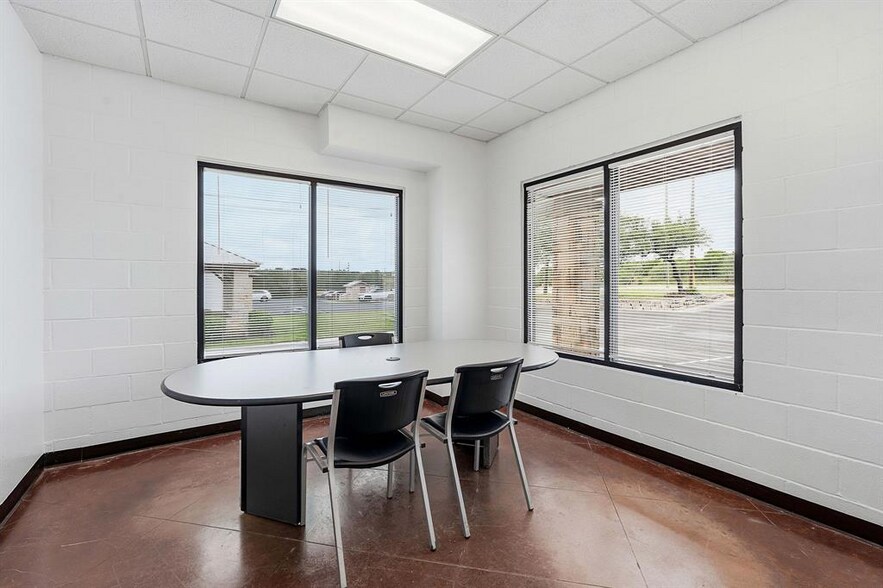 More Photos Of 2100 E Highway 290, Dripping Springs Flex For Lease