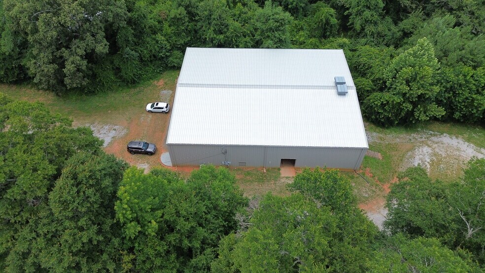 More Photos Of 425 S Jackson St, Hartwell Industrial For Lease