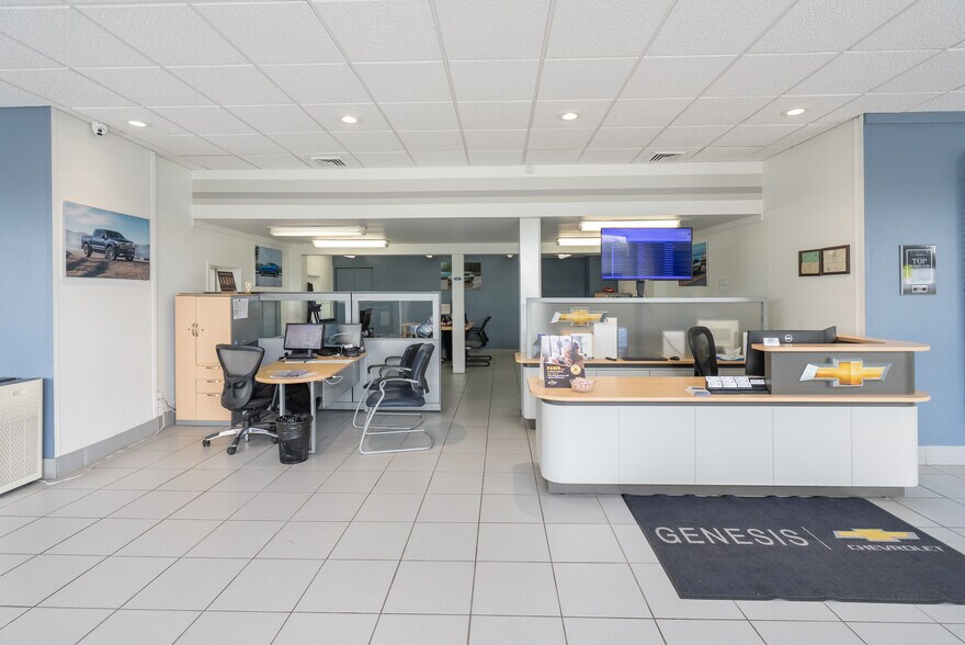 More Photos Of 21800 Gratiot Ave, Eastpointe Auto Dealership For Sale