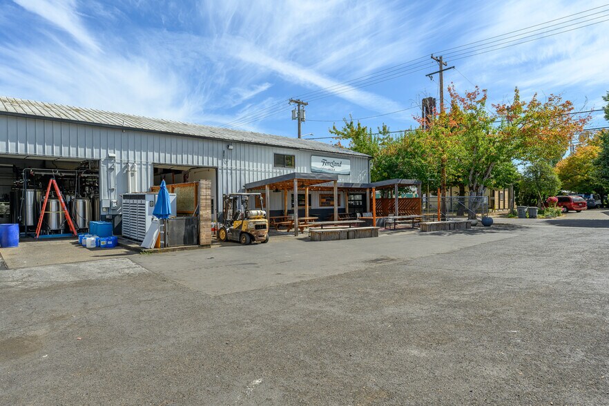 More Photos Of 777 NE 4th St, McMinnville General Retail For Lease
