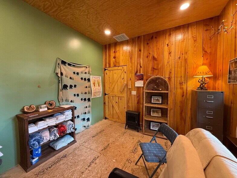 More Photos Of 401 N Busch Ave, Mountain Grove Office For Sale