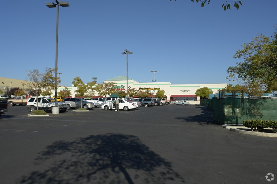 More Photos Of 1621 Columbus St, Bakersfield Unknown For Lease