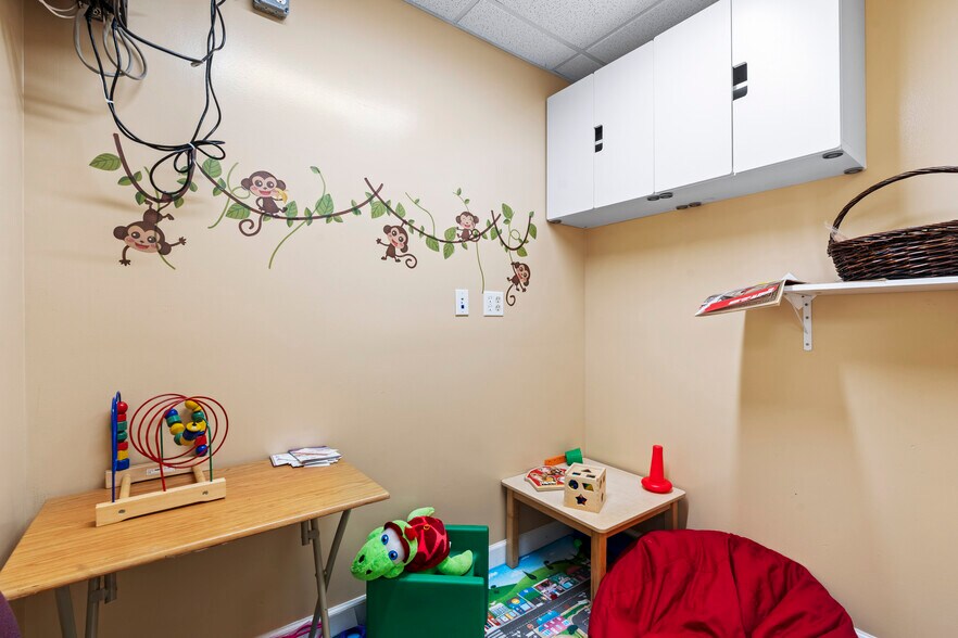 More Photos Of 2707 Hylan Blvd, Staten Island Office For Lease