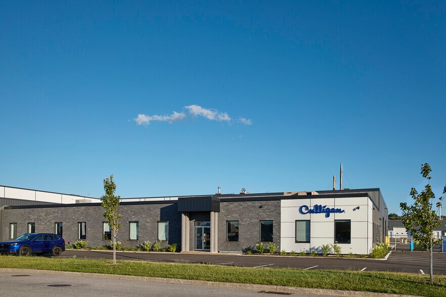 More Photos Of 2927-2929 Av Kepler, Québec Warehouse For Lease