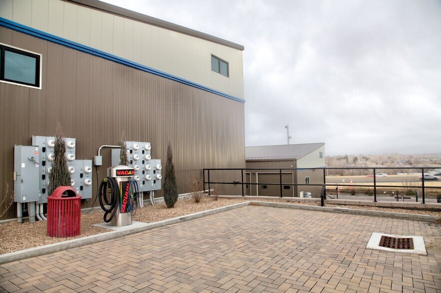 More Photos Of 560-580 Ames St, Lakewood Industrial For Lease