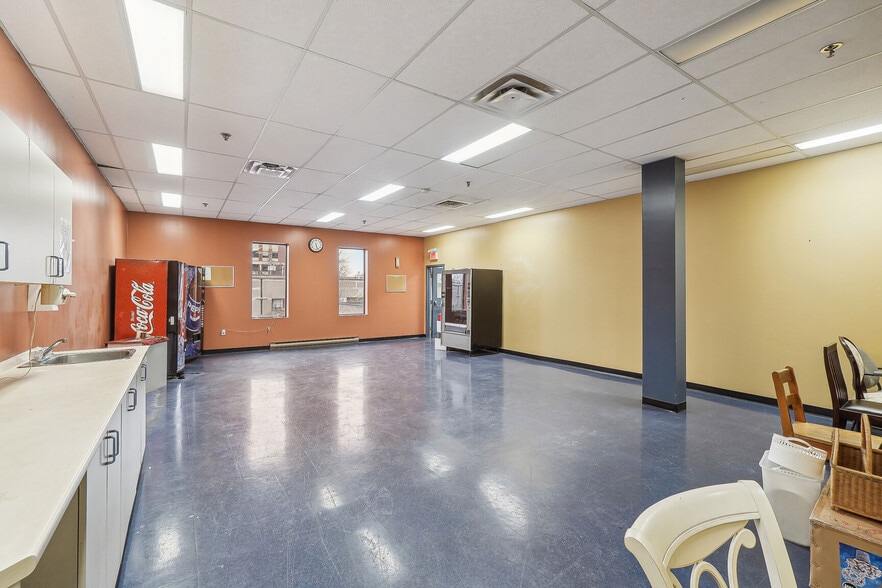 More Photos Of 1300 Rue De Louvain O, Montréal Light Manufacturing For Lease
