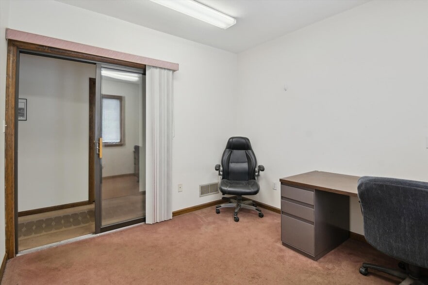 More Photos Of 1641 Saw Mill Run Blvd, Pittsburgh Flex For Sale