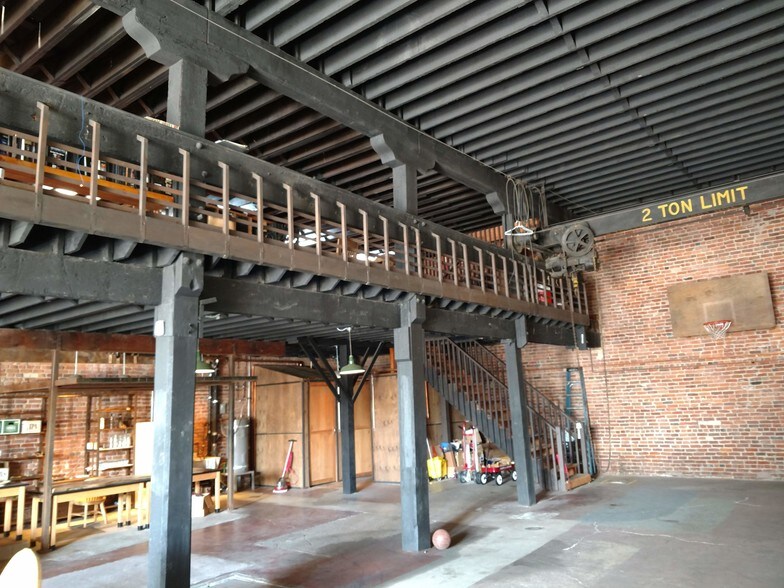 More Photos Of 221 Washington St, Oakland Light Manufacturing For Sale