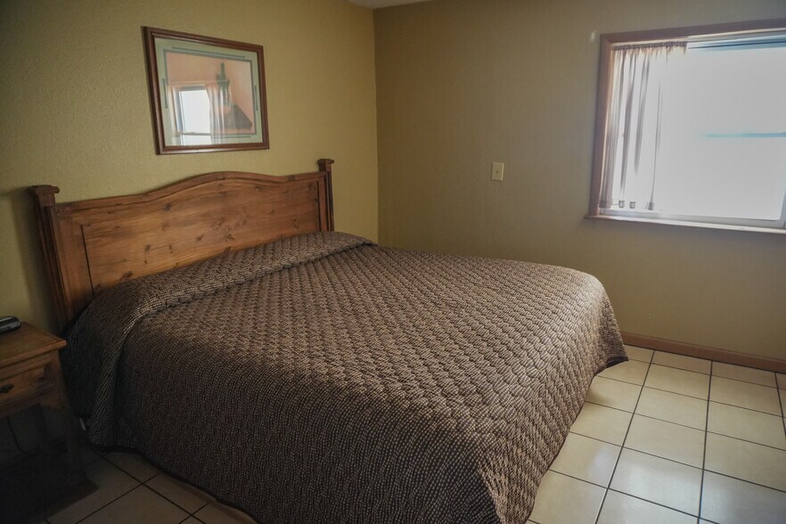 More Photos Of 1122 Douglas Ave, Beaver Hotel For Sale