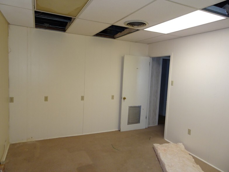 More Photos Of 910 Edgefield St, Greenwood Light Distribution For Sale