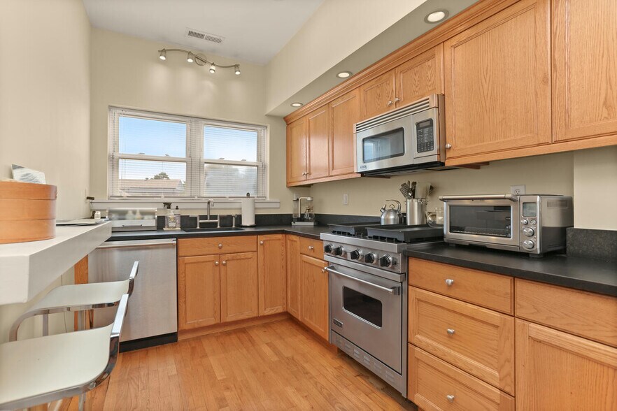 More Photos Of 345 Greenwich Ave, Greenwich Office For Sale
