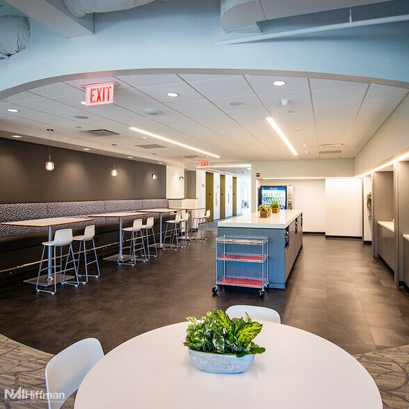 More Photos Of 535 E Diehl Rd, Naperville Office For Lease