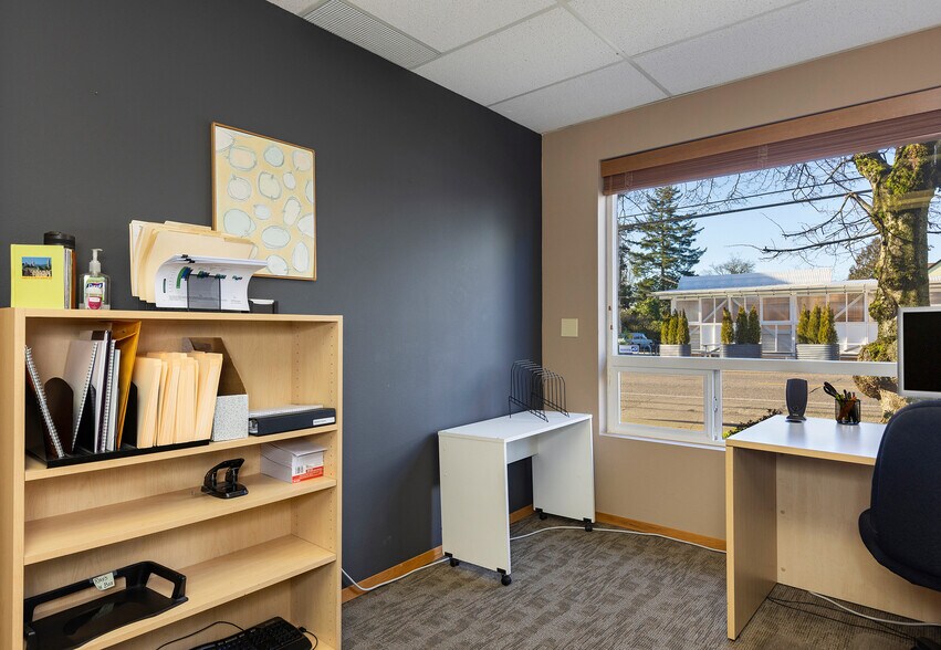 More Photos Of 8804 Roosevelt Way NE, Seattle Office For Sale