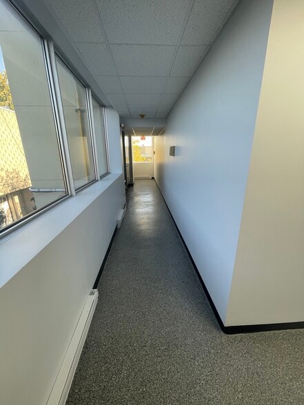 More Photos Of 3858-3870 Notre-Dame, Laval Office For Sale