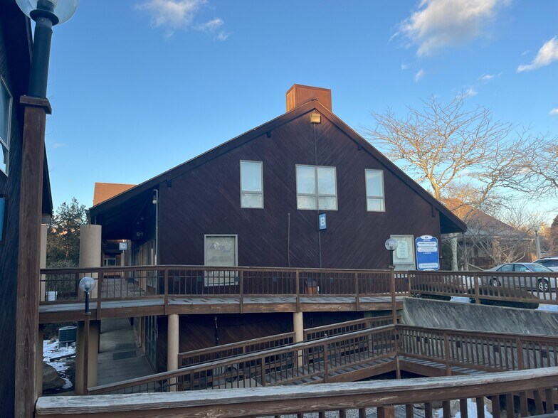 More Photos Of 24 Salt Pond Rd, Wakefield Medical For Lease