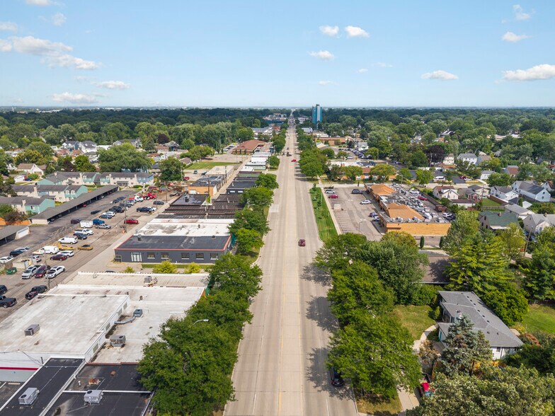 More Photos Of 1006 W 14 Mile Rd, Clawson Storefront For Lease