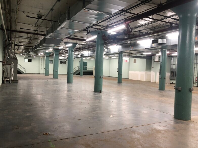 More Photos Of 53-06 Grand Ave, Maspeth Warehouse For Lease
