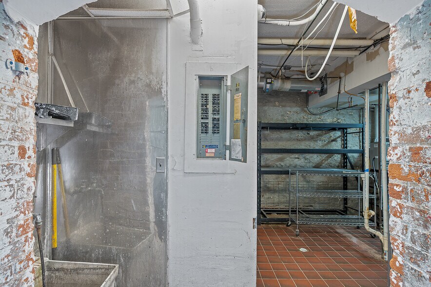 More Photos Of 126 W Sixth St, Cincinnati Apartments For Lease