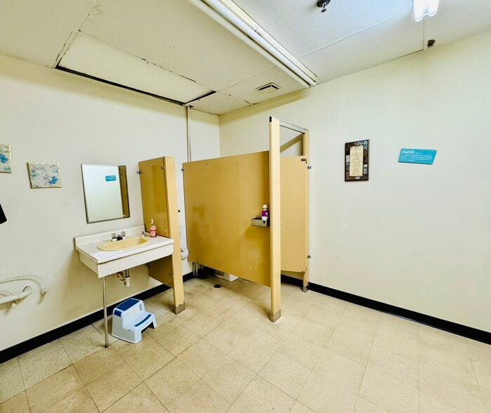 More Photos Of 3200 Roosevelt Blvd, Middletown Unknown For Lease