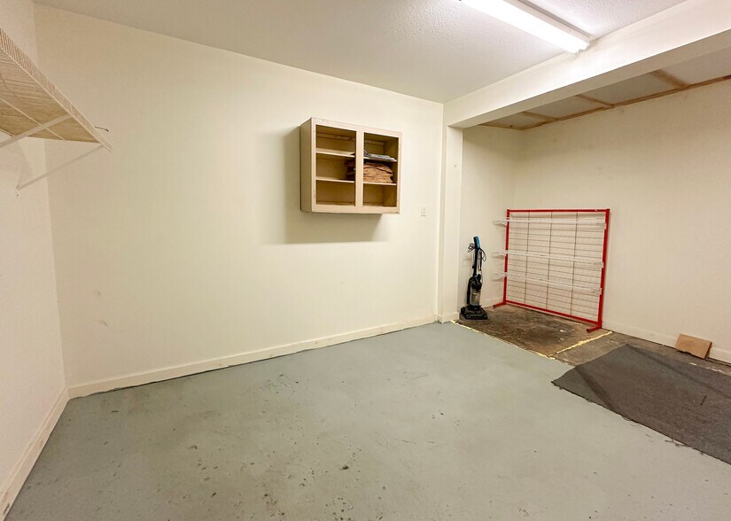 More Photos Of 210 2nd St, Lincoln Flex For Sale