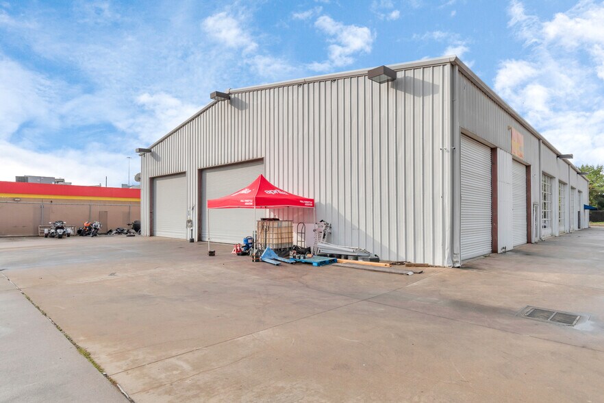 More Photos Of 14902 N Fwy Service Rd, Houston Freestanding For Lease